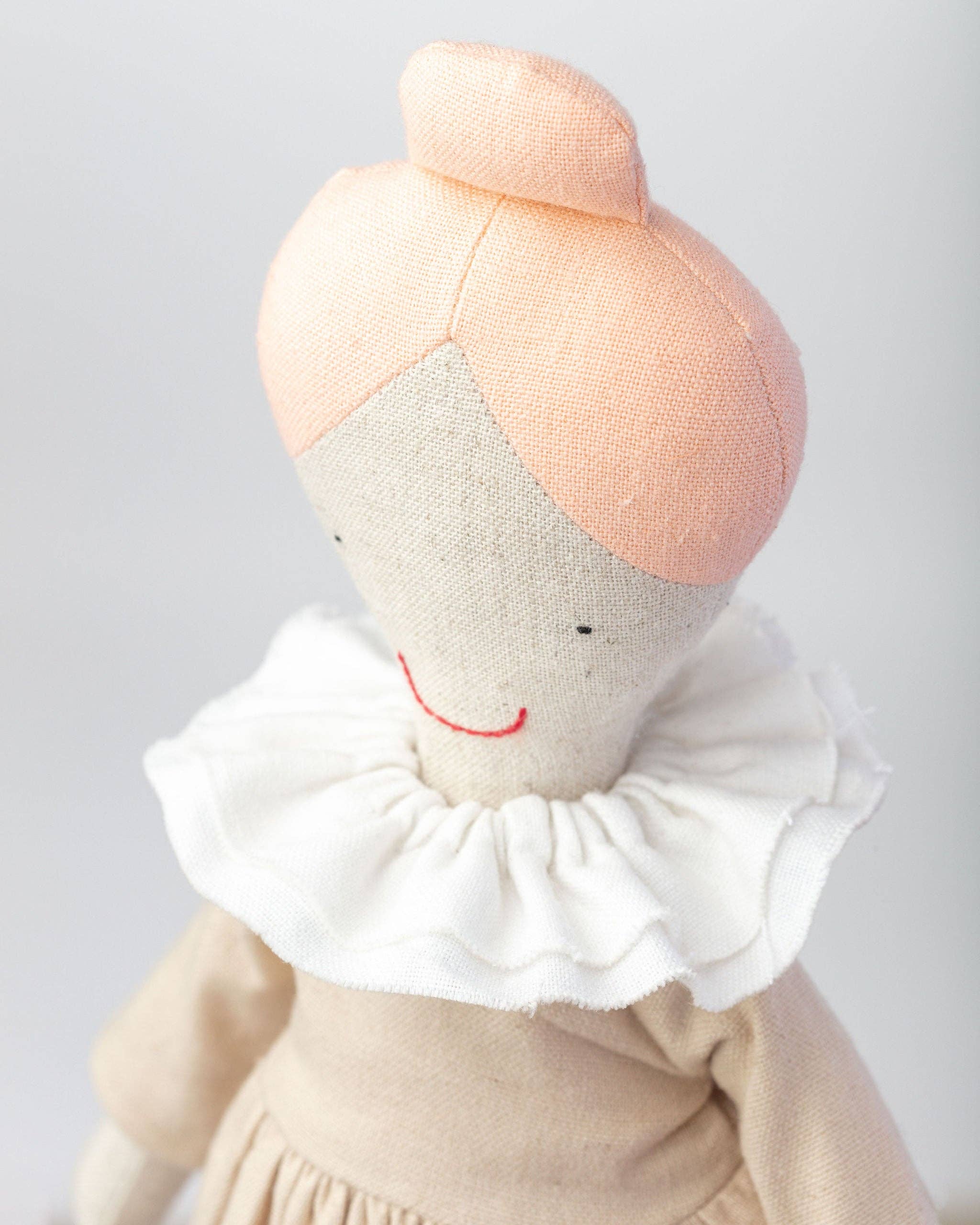 Mr Pickles – wholesale Docka - Barn – The Dolly Pickles - Joy, mjuk docka med charmig och glad karaktär4