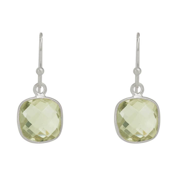 Vierkante gefacetteerde groene amethist oorbellen in zilver of verguld. voor wholesale door Philippa Roberts