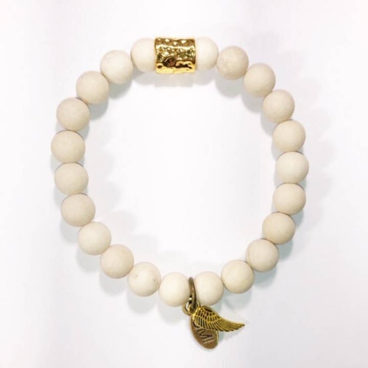 Lei è una sirena in legno pietrificato con tubo dorato da 8 mm per la vendita all'ingrosso da parte di omibeads