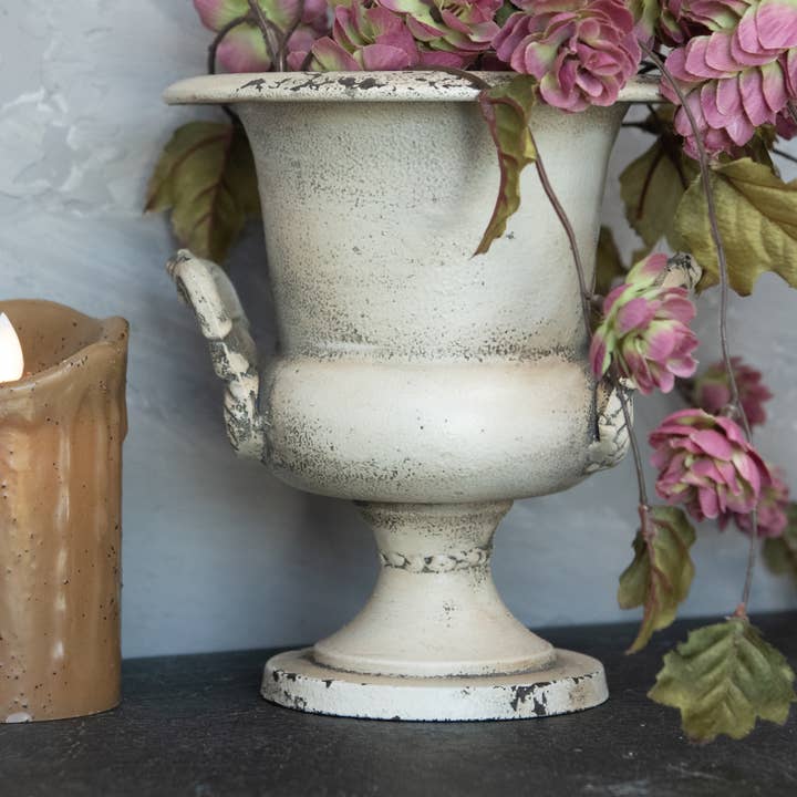 URNES EN FONTE BLANCHE VIEILLIE pour la vente par Ragon House