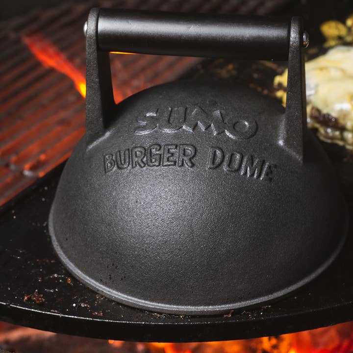 Kamado SUMO – Engroshandel Køkkenredskab – Kamado SUMO Burger Dome - støbejerns dome til hurtig smeltning af ost og jævn tilberedning af burgere4