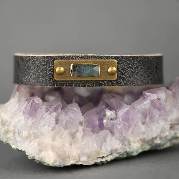 Læderstablermanchet med halvædelsten (Cowboy Sort) for engroshandel hos KBD Studio