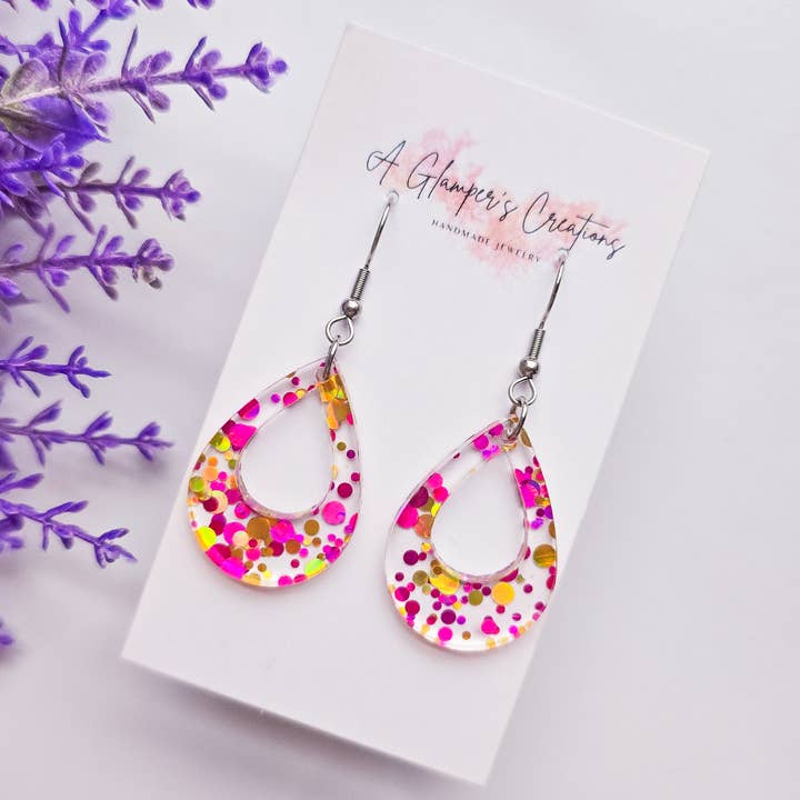 Rosa Limonade Glitzer-Ausschnitt Tropfenförmige Acryl-Ohrringe für den Großhandel von A Glamper's Creations LLC