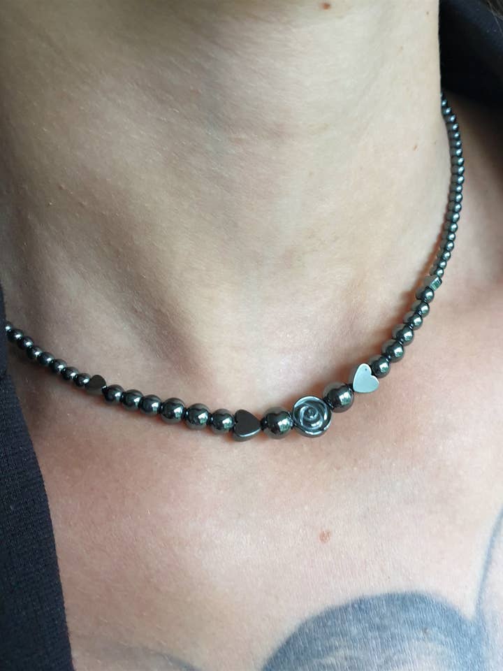 Collier délicat pierre de sang noir pour la vente par Lapiseum