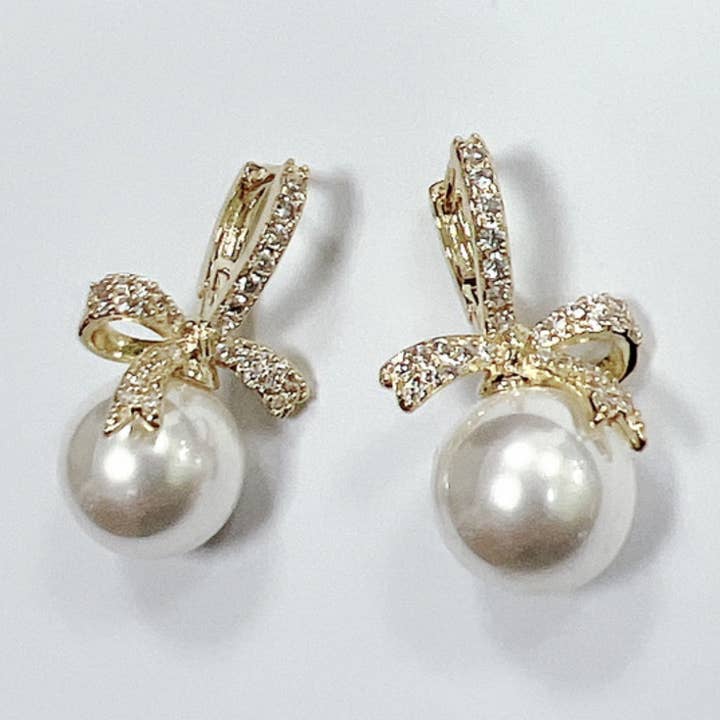 Boucles d'oreilles à ruban doré et perlé pour la vente par My Best Kept Jewelry