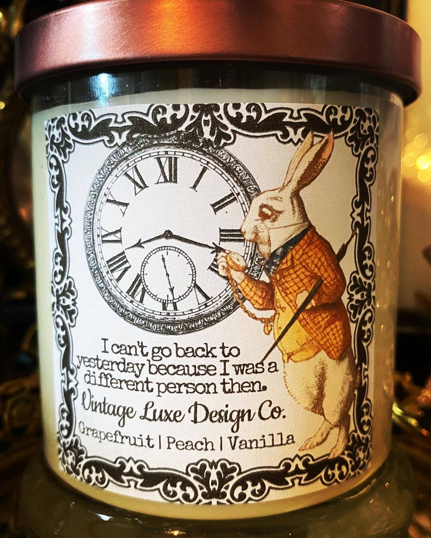 Vintage Luxe Design Co. - Vente Bougie en bocal - Bougie en cire de soja Alice au pays des merveilles 10 oz - Lapin blanc fantaisiste7