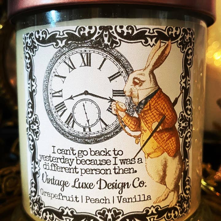 Vintage Luxe Design Co. - Vente Bougie en bocal - Bougie en cire de soja Alice au pays des merveilles 10 oz - Lapin blanc fantaisiste7