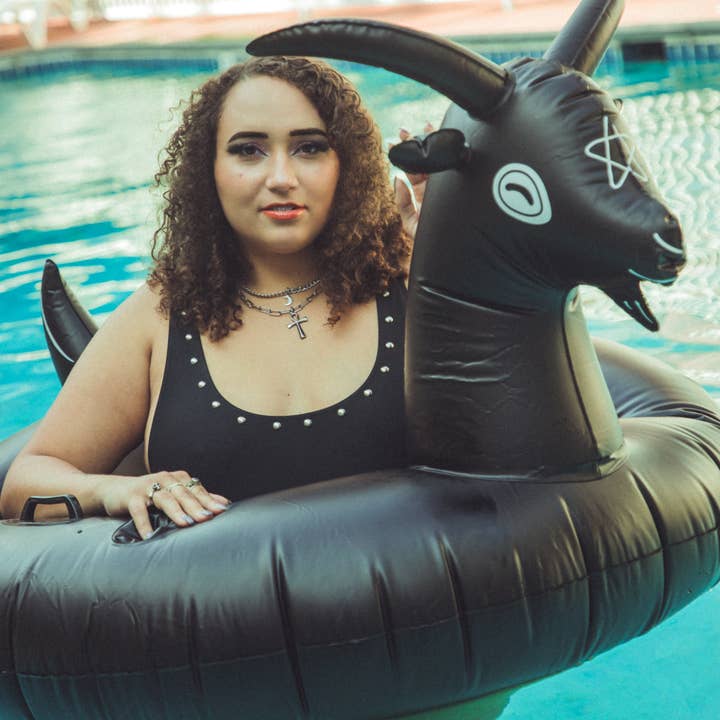 The Pickety Witch - Wholesale Opblaasbaar speelgoed - Black Phillip Goat zwembaddobber - „Heerlijk zwemmen”