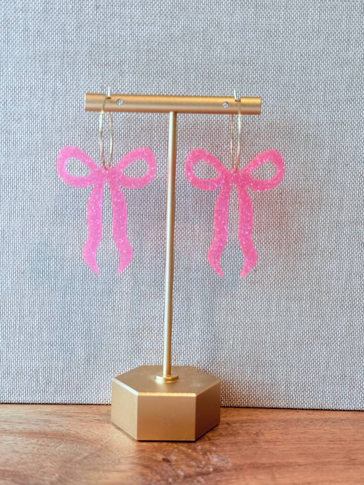 Øreringe med lyserød glimmer sløjfe for engroshandel hos Southern Designs by Kristy