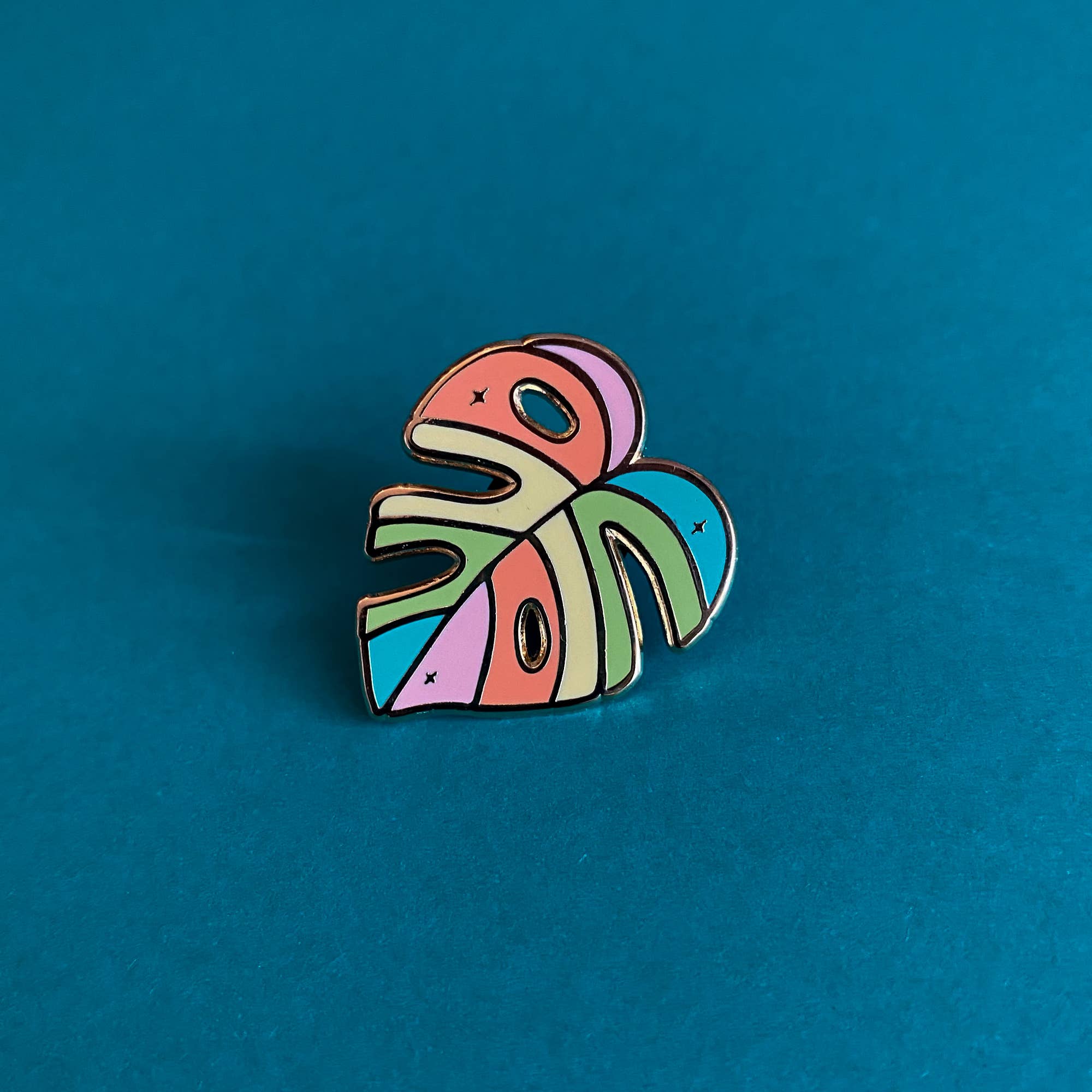Chelzart - Vente Épinglettes/boutons - Épinglette en forme de feuille Rainbow Monstera | Épingle en émail0
