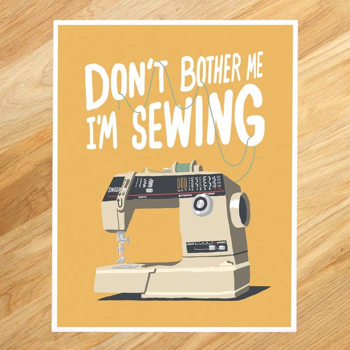 Don't Bother Me, I'm Sewing | Stampa 20x10" per la vendita all'ingrosso da parte di I NEVER DRAW