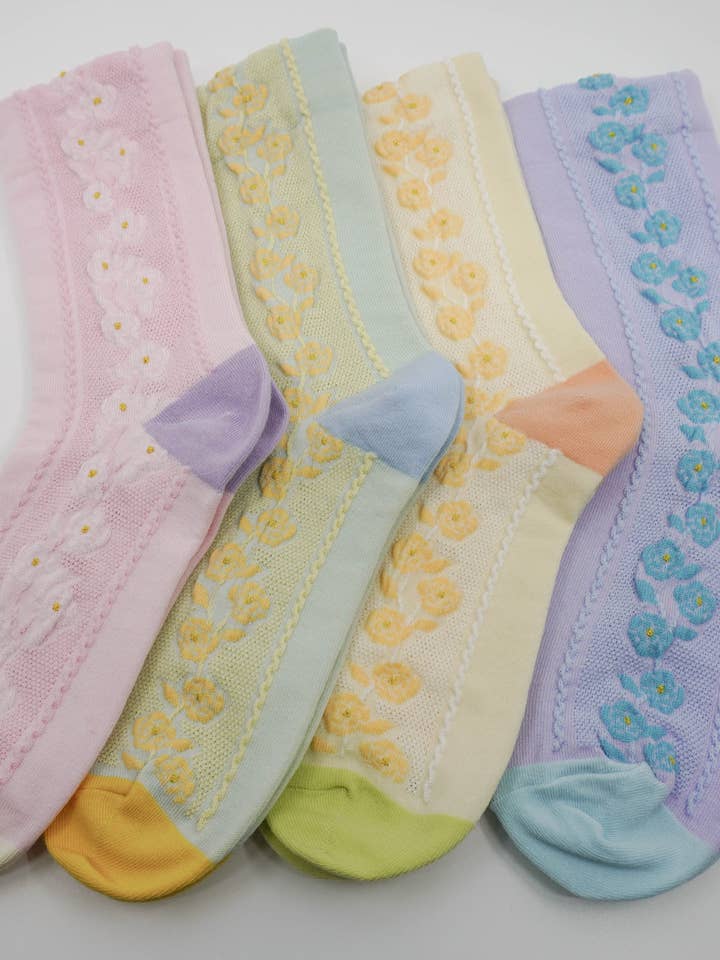 Chaussettes brodées pastel | Chaussettes en coton à fleurs pour femmes pour la vente par Comfortarians