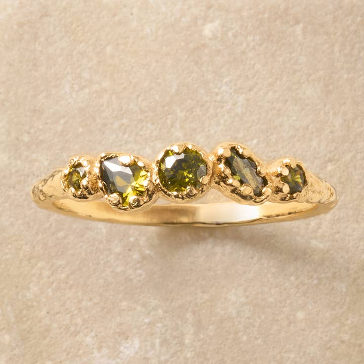 Koré groene smalle cluster ring met vijf groene steentjes, goudkleurig en waterdicht voor wholesale door Agapée Jewelry (We cover US, UK, Switzerland Import Duties)