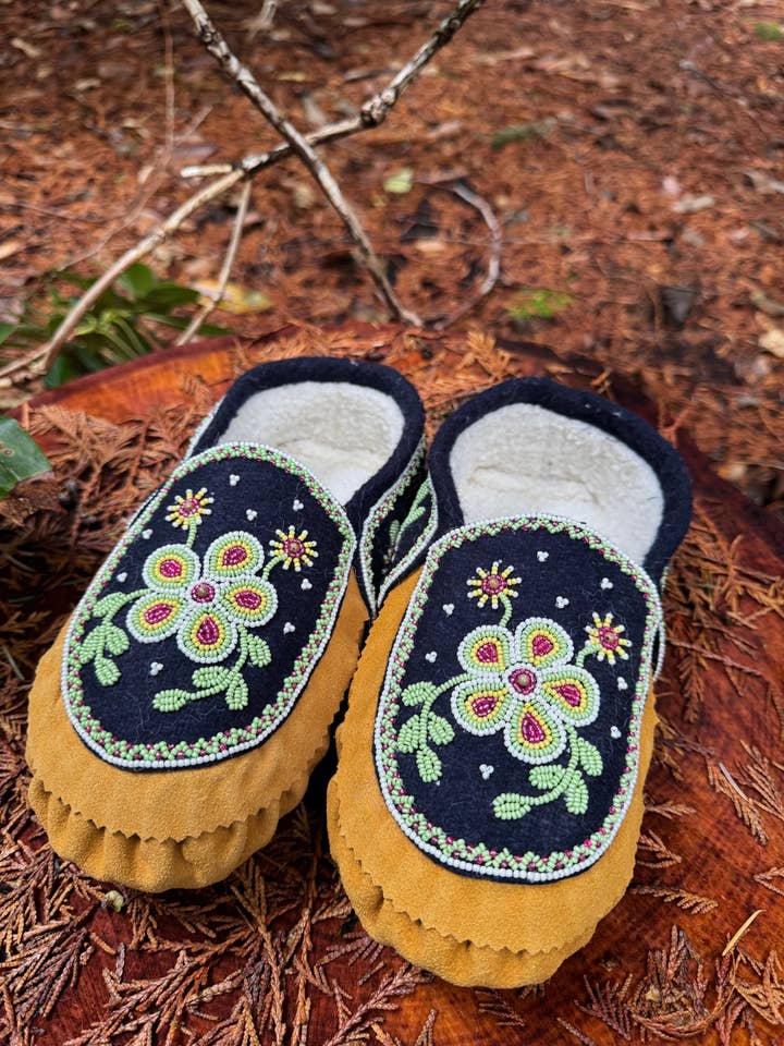 OnlyViking - Wholesale Slippers - Unisex - Womens Beaded Moccasins Handmade Authentic Leather Green Indoor Wear
