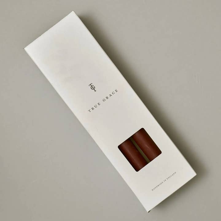 True Grace Europe - Wholesale Taps toelopende kaars/kandelaar - Berry Red doos met 12 eetkaarsen