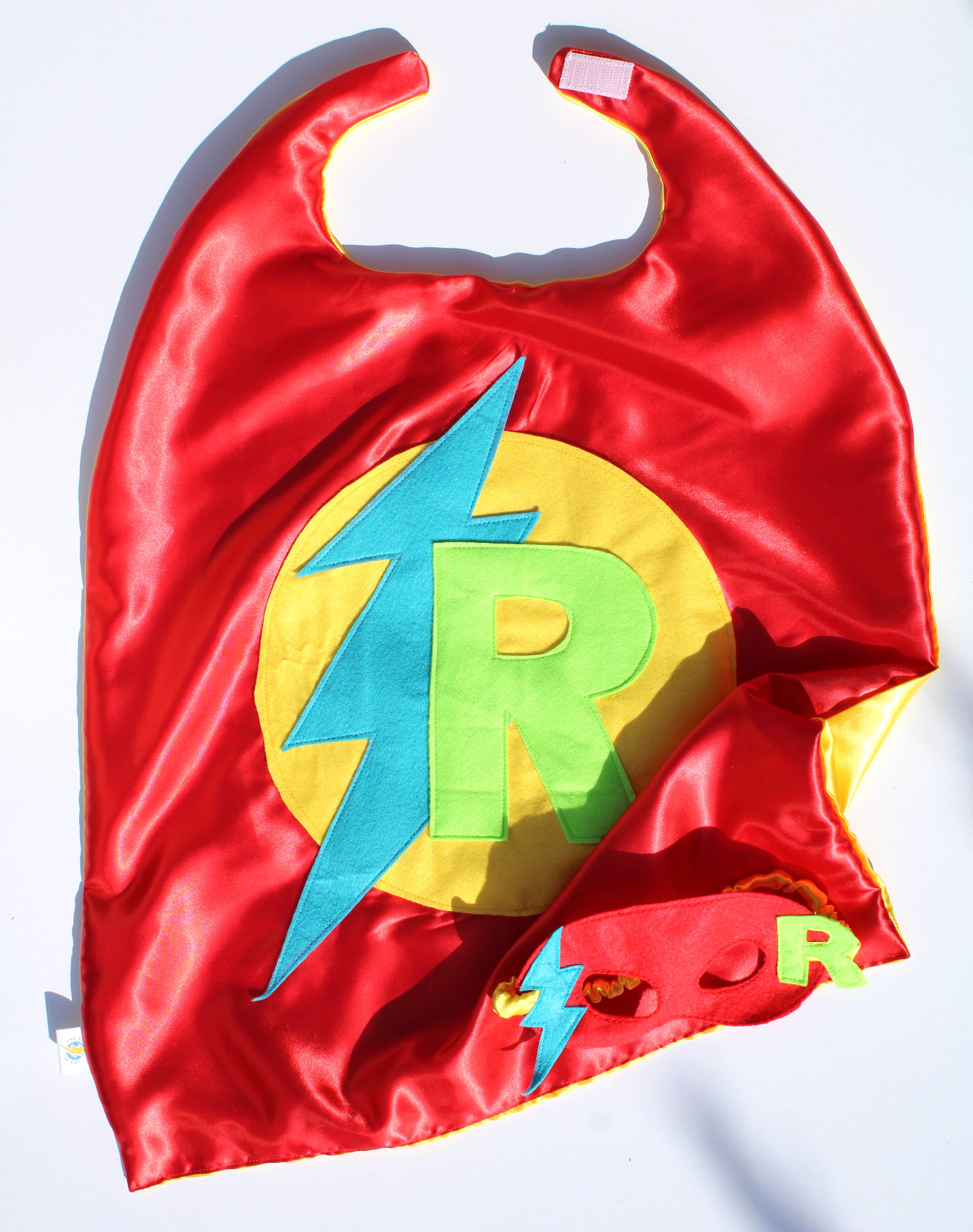 The Flat Of Kat – Großhandel Cape – Kinder – Superhelden-Umhang für Kinder mit Initiale1