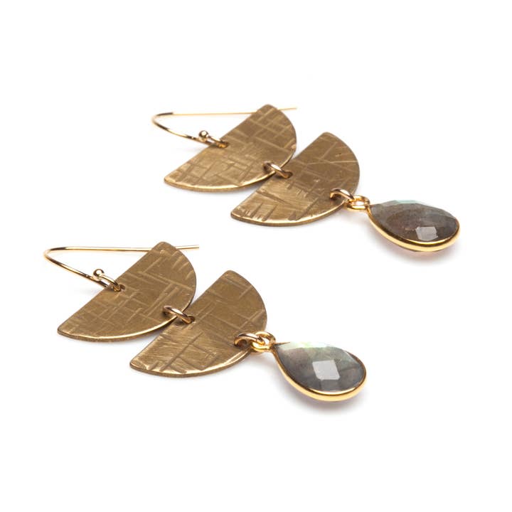 Forge + Fire - Venta al por mayor Pendientes colgantes - Pendientes colgantes de latón oxidado Sam con gema de oro de 14 quilates0