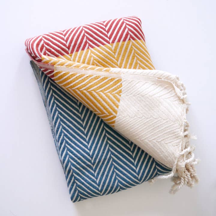 Überwurfdecke aus Baumwolle mit Fischgrätmuster _ Blau, Zimt und Gelb für den Großhandel von Living Roots