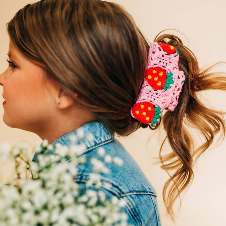 Erdbeer-Häkel-Haarspange für den Großhandel von Gussy Up Bow Co