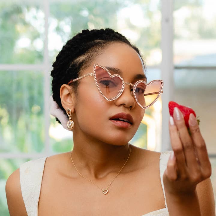 V by Vye Eyewear – wholesale Solglasögon - Dam – ”Älskade” rosa fjärilshjärta med strass