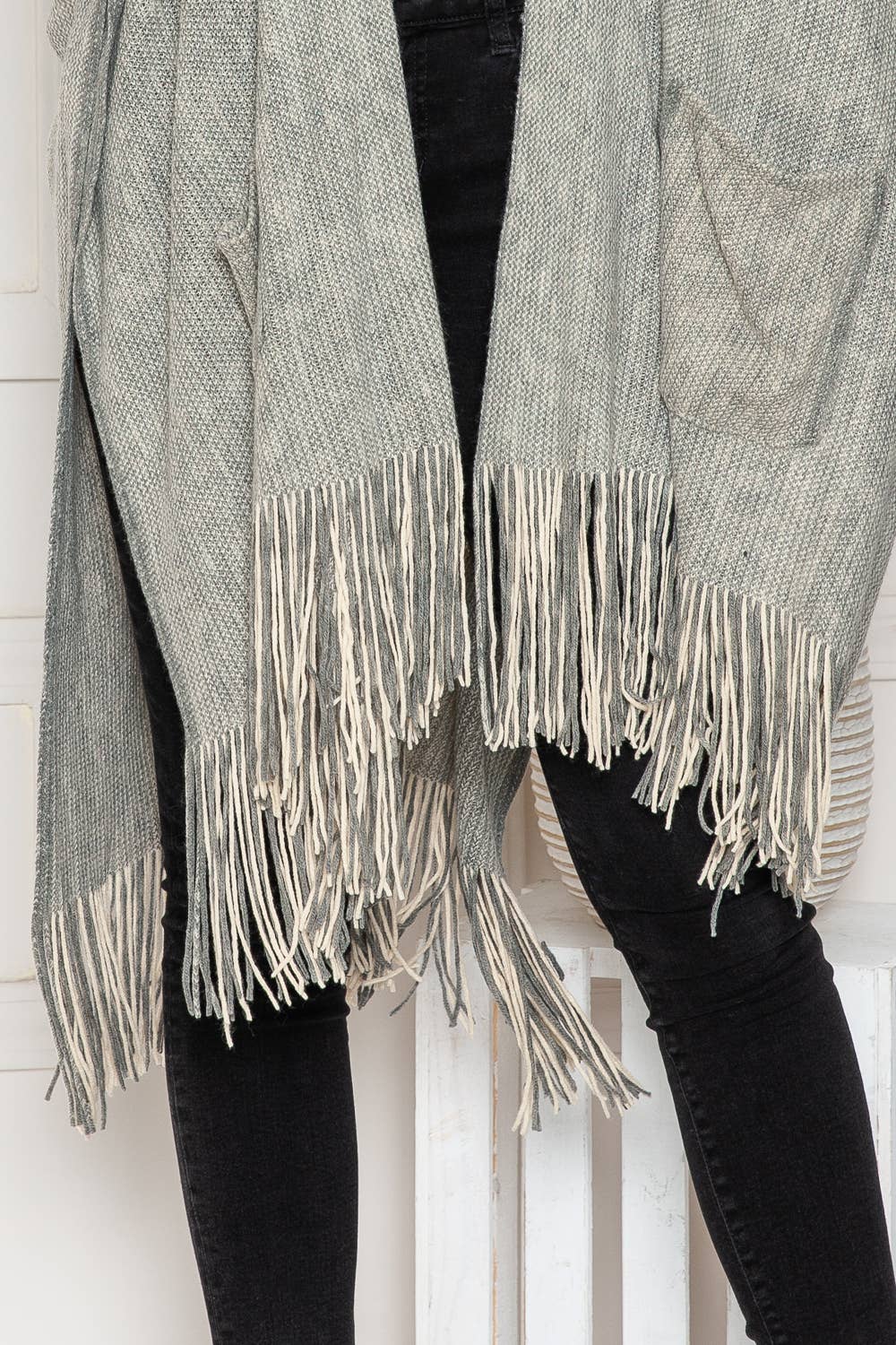 Justin & Taylor – wholesale Kofta - Dam – Harlow cardigan | Kimono-cardigan med fickor och fransad nederkant14