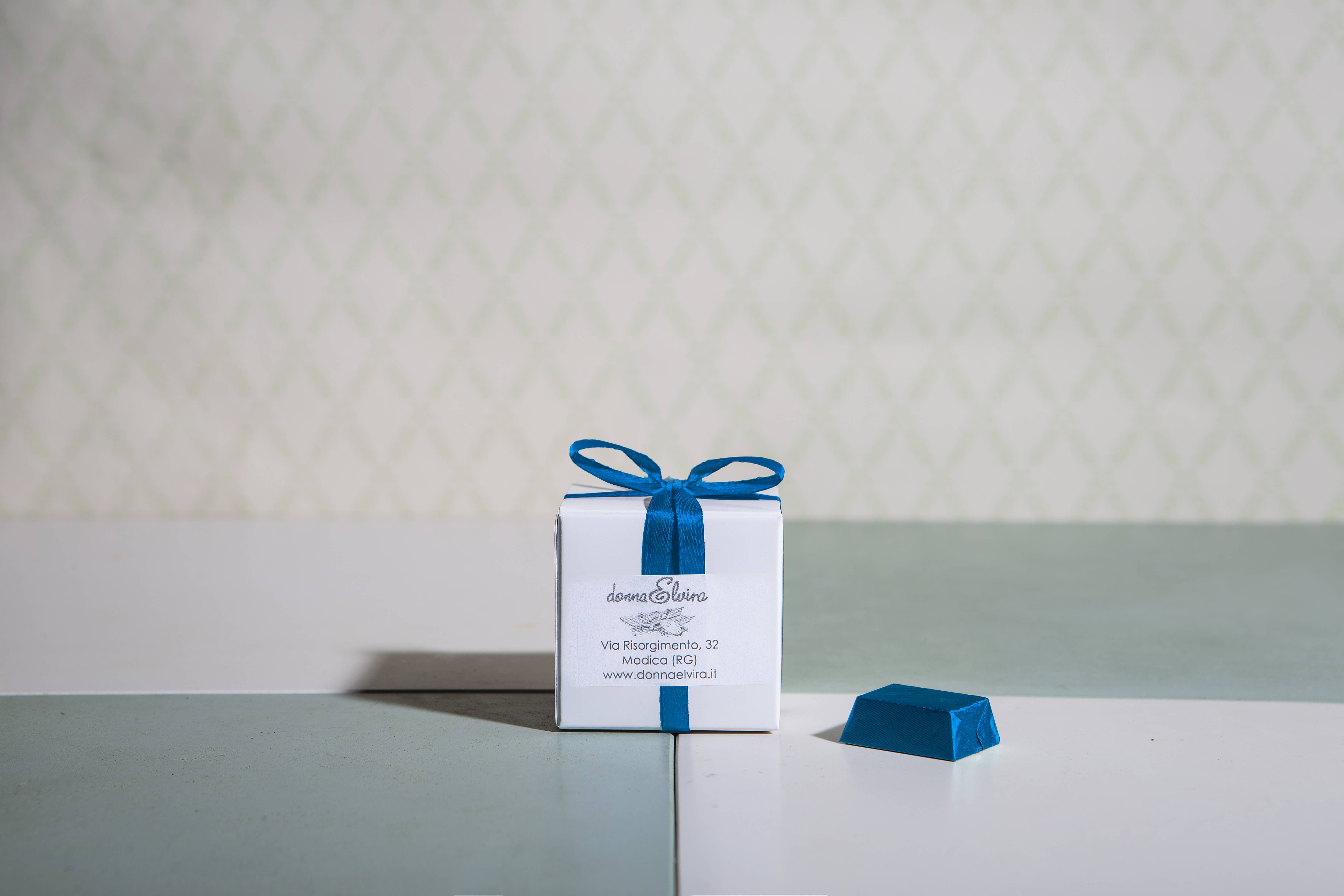 DONNA ELVIRA dolceria di Roccasalva Elvira - Wholesale Chocolate Box - CUSTOMIZABLE BOX OF 16 ASSORTED CHOCOLATES3