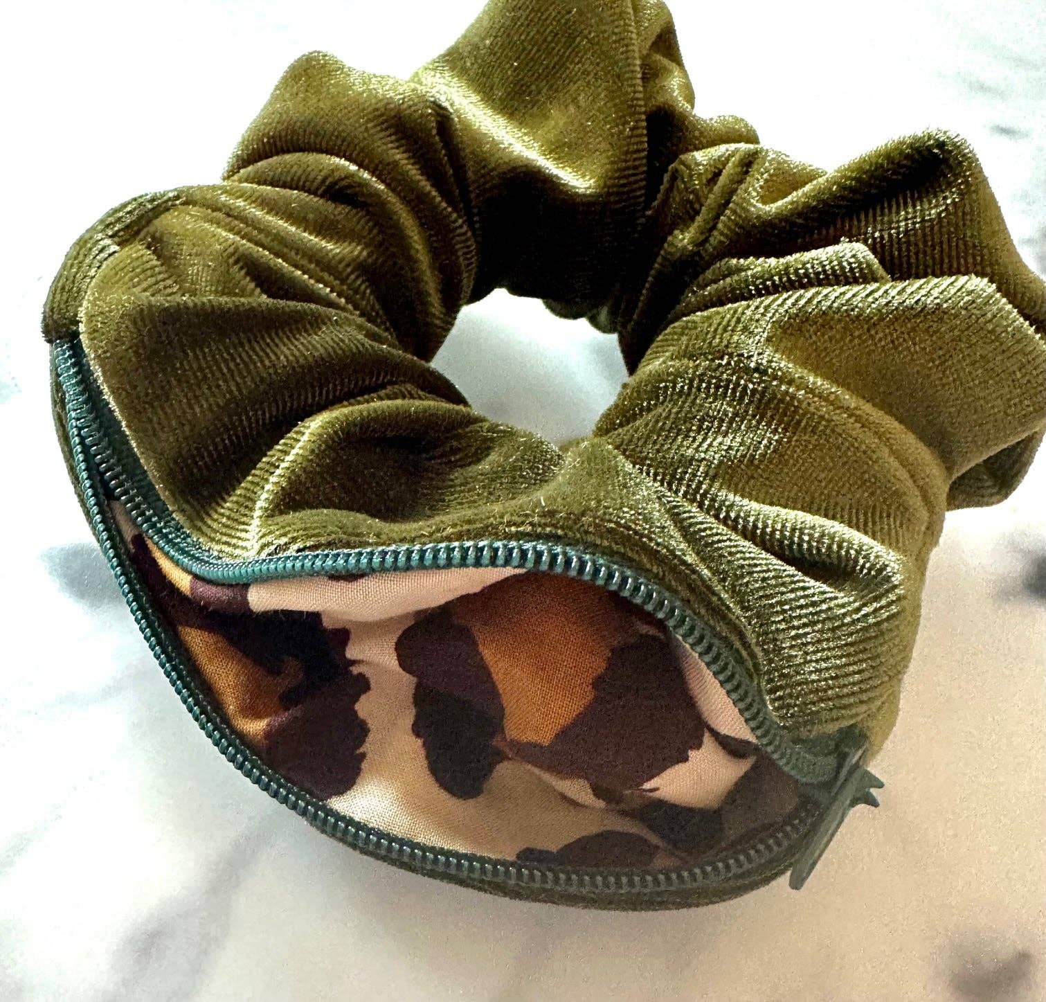 What a bun! - Wholesale Scrunchie - Women's - Samt-Reißverschluss-Haargummi1