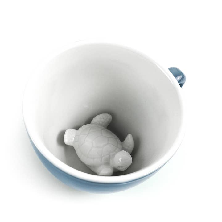 blass blau Schildkröte | Keramik-Überraschungsbecher-Geschenk (11 oz. Hellblau) für den Großhandel auf Faire1