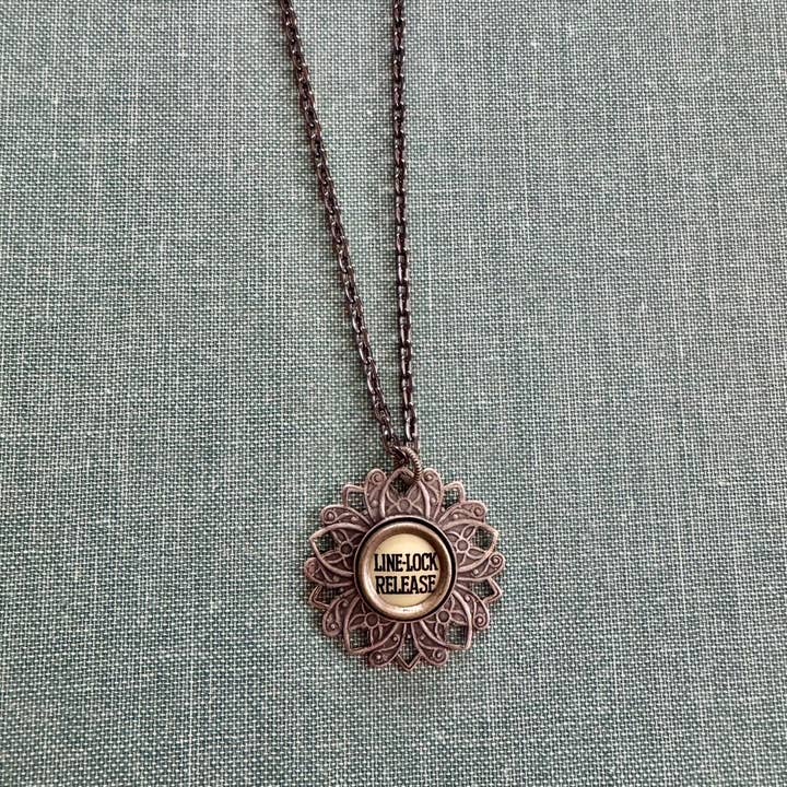 Collier Clé de Machine à Écrire Édition Limitée en Métal Canon Filigrane pour la vente par Joy Sparks Designs