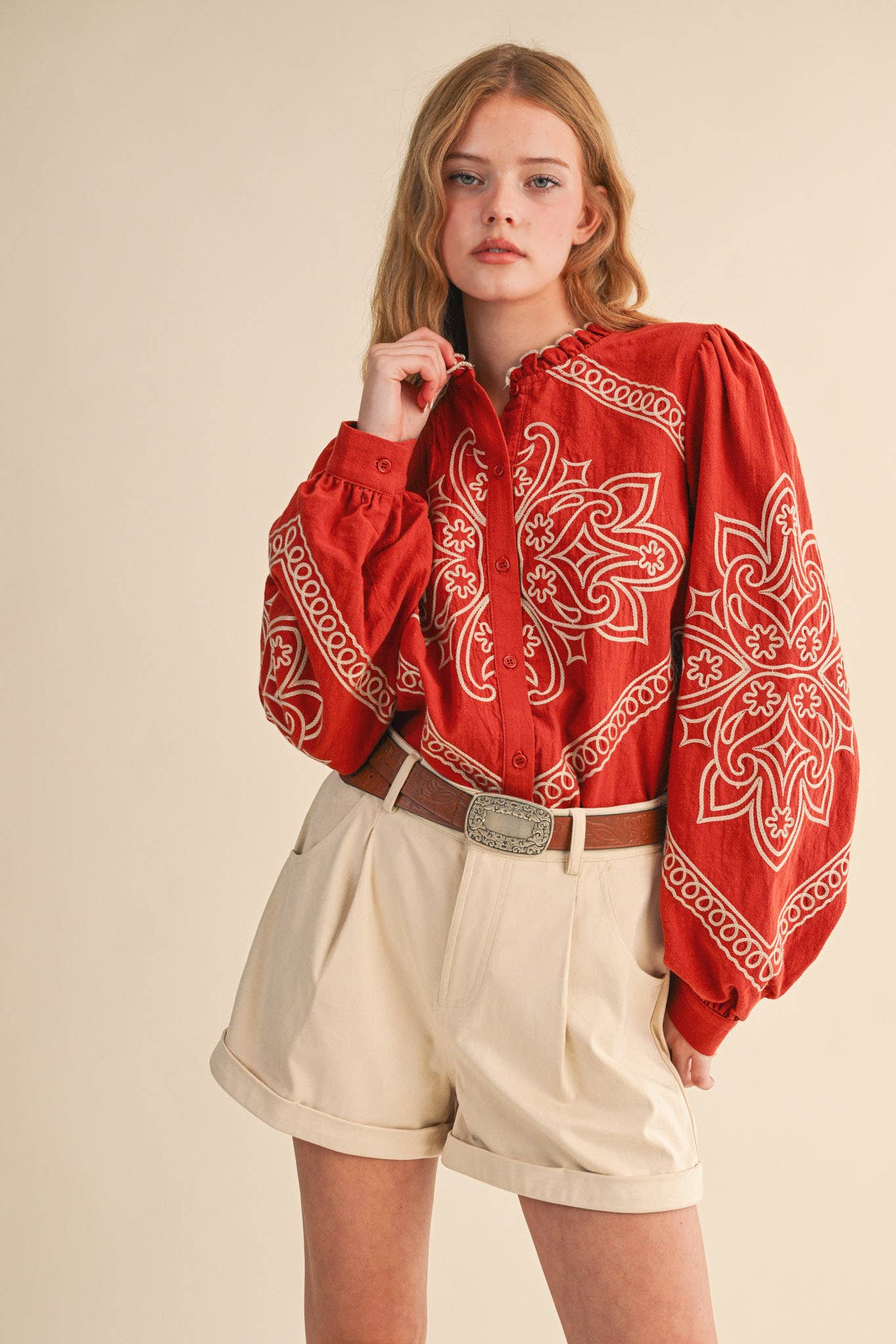 &MERCI – Engroshandel Skjorte med buttondown – til kvinder – BRODERET MOCK NECK KNAPPEBLUSE MTP333671