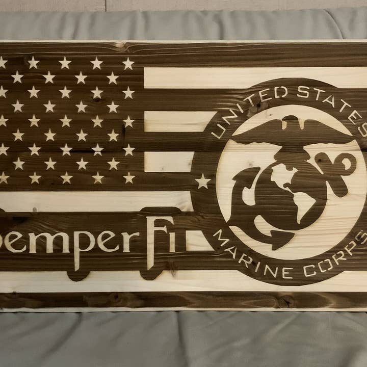 Drapeau gravé en bois du Marine Corps pour la vente par Fire Wife Designs