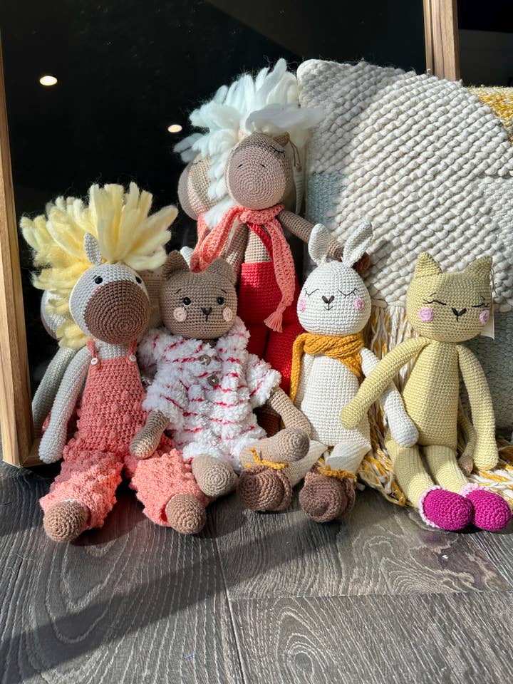 Handgemaakte gehaakte poppen en knuffeldieren in cottagecore-stijl voor wholesale door Home