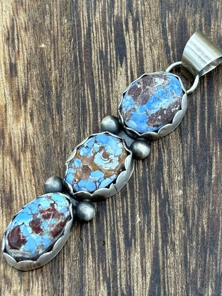 Pendentif goutte en argent sterling fait main par les Navajos avec un amas de turquoise Golden Hills. pour la vente par Native City Jewelry