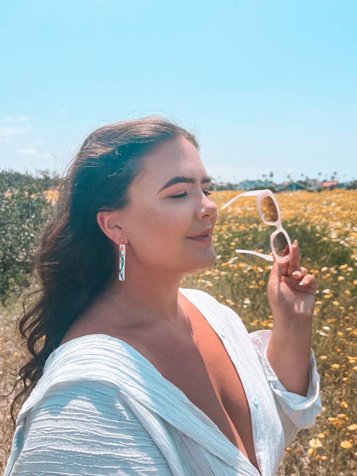 Priya i håndmalet vildblomst for engroshandel hos Corvega Clay Goods