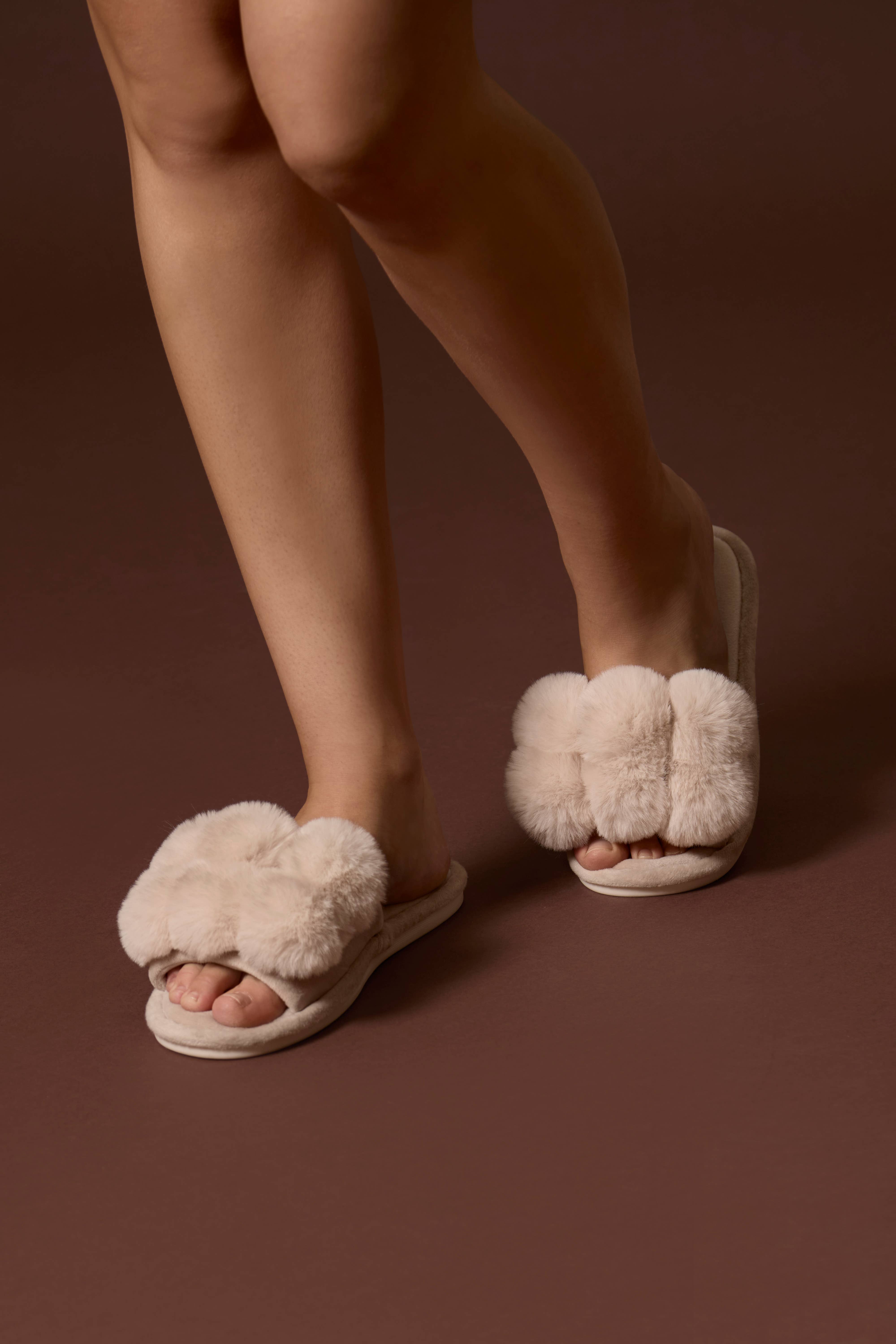 Infinity Classics International Inc. - Vente Chaussons – femme - Pantoufles en peluche MeMoi Luxe Pompon à bout ouvert5