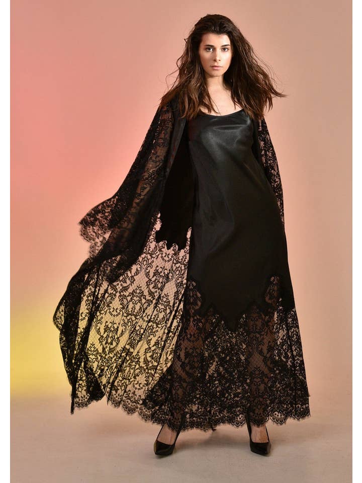 Negro Conjunto de bata y camisón negros con encaje More Than a Woman de venta al por mayor en Faire