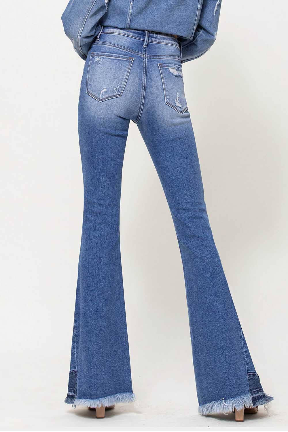 PATCHE MICH SUPER FLARE-JEANS MIT HOHER TAILLE UND AUSGEFRANSTEM SAUM AN DEN SEITEN V2424N für den Großhandel auf Faire9