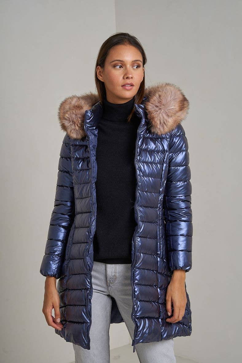 Attrait Paris – Großhandel Pufferjacke – Damen – Metallic lange Steppjacke mit Fell am Kapuzenrand8