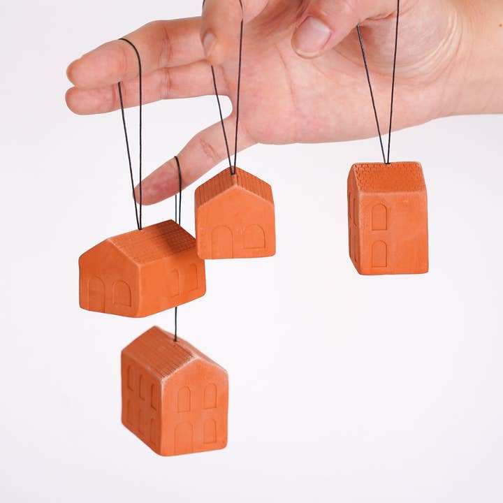 Ornement de maison en terre cuite pour la vente par Collin Garrity