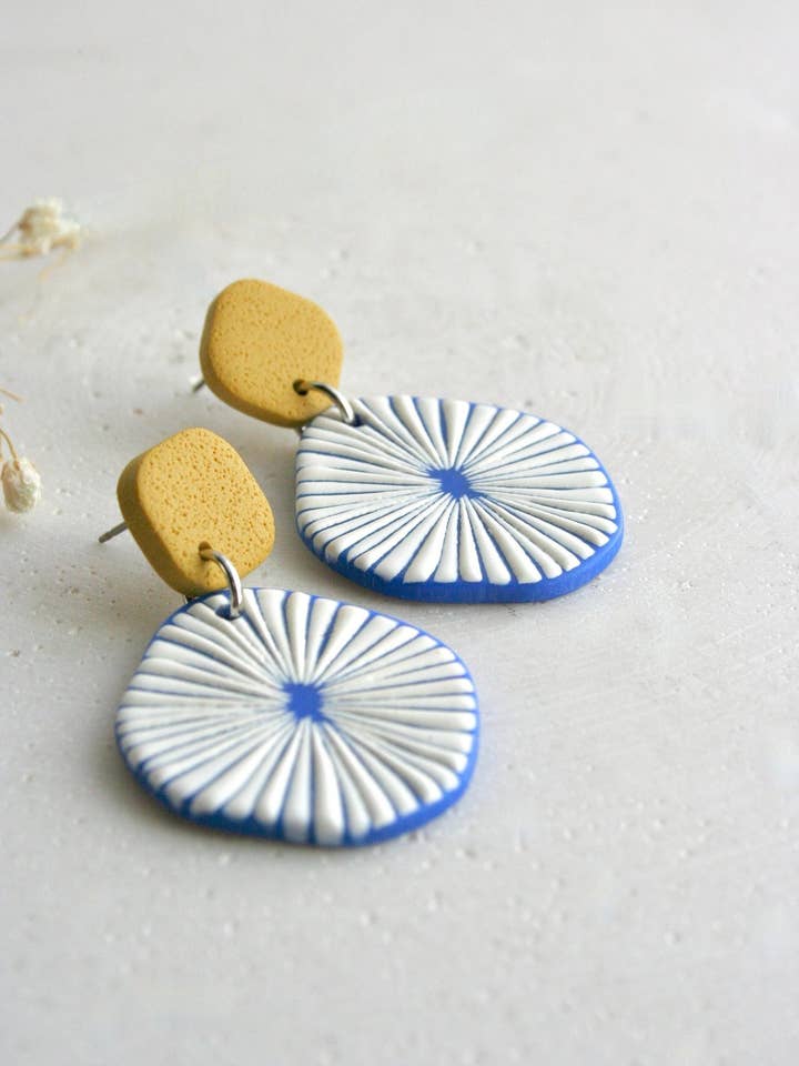 Boucle D'Oreille Jaune Moutarde Et Bleu En Acrylique pour la vente par Boucle d'or