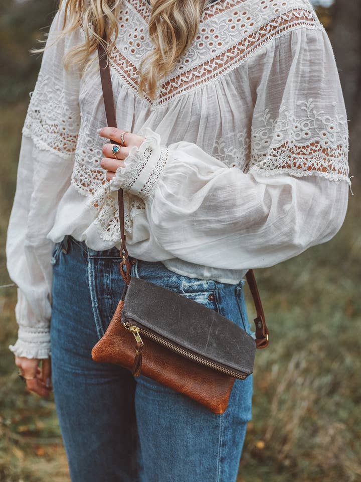 Voksbehandlet Lærred Crossbody - Eg Brown for engroshandel hos Grace Design