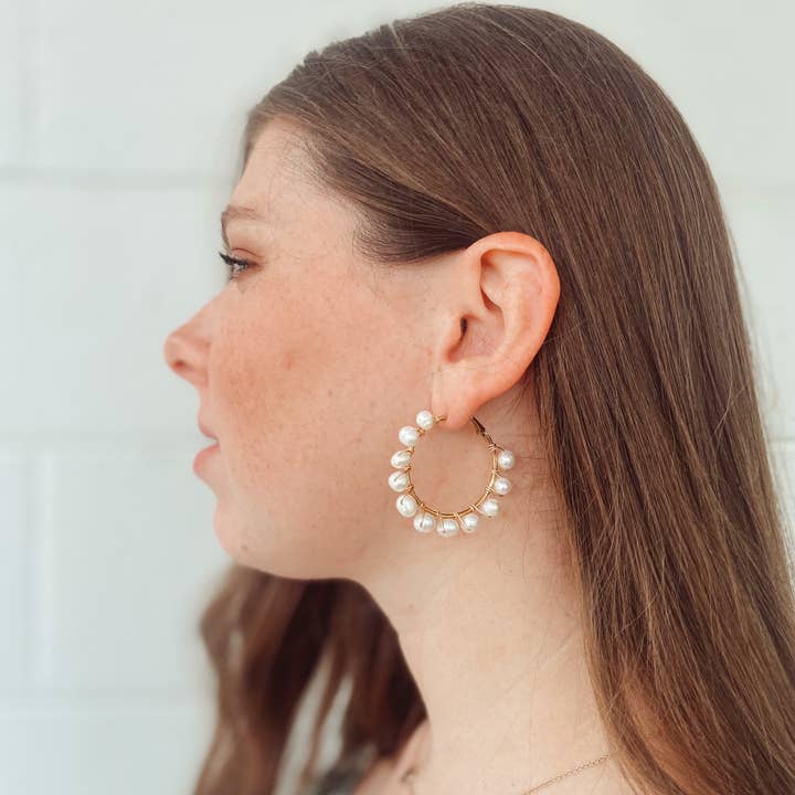 Penelope Hånd Perle Hoops for engroshandel hos Devere Handmade Jewelry