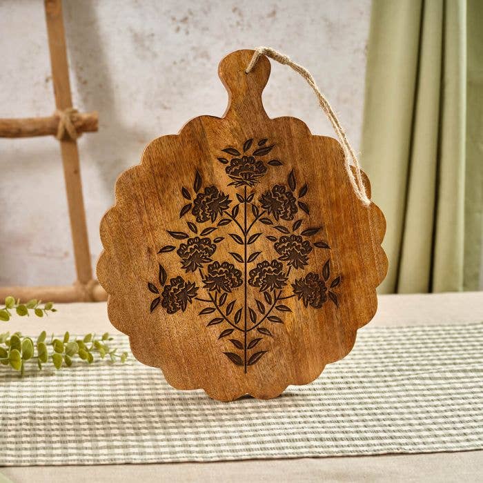 Flourish & Foliage Graverad Blommig Stor Scallop Skärbräda Stor för wholesale av Langs