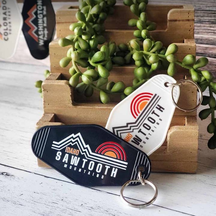 Mad River - Wholesale Keychain - Unisex - Customizable Text Mountain Sun Retro Hotel Keychain - White0