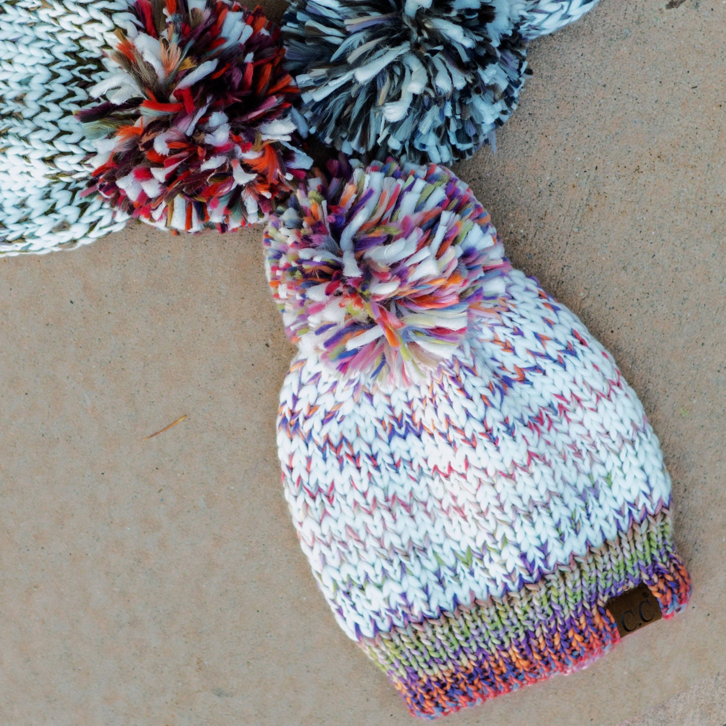 Truly Contagious – wholesale Mössa - Dam – CC flerfärgad garnmössa med pom (HTE0029)3