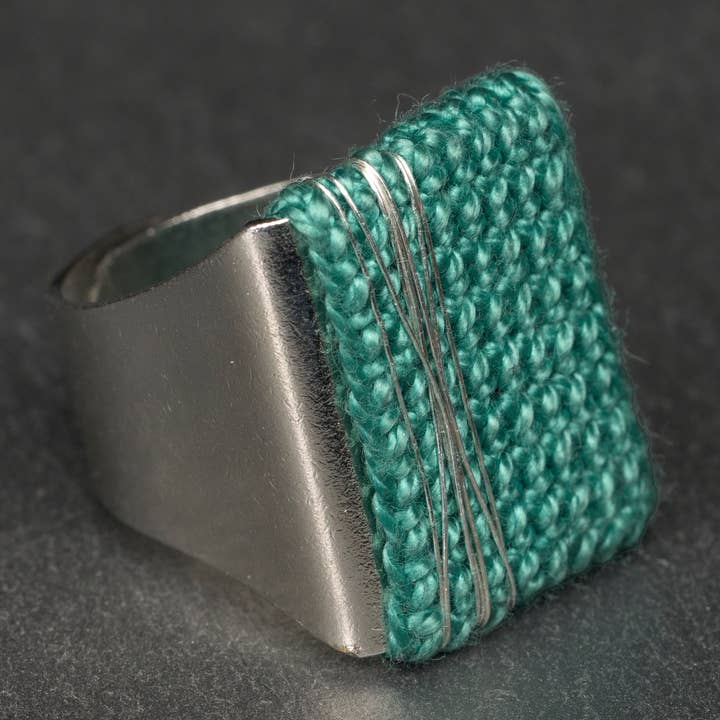 Justerbar fyrkantig ring med insats av virkad bomull för wholesale av Loom Design