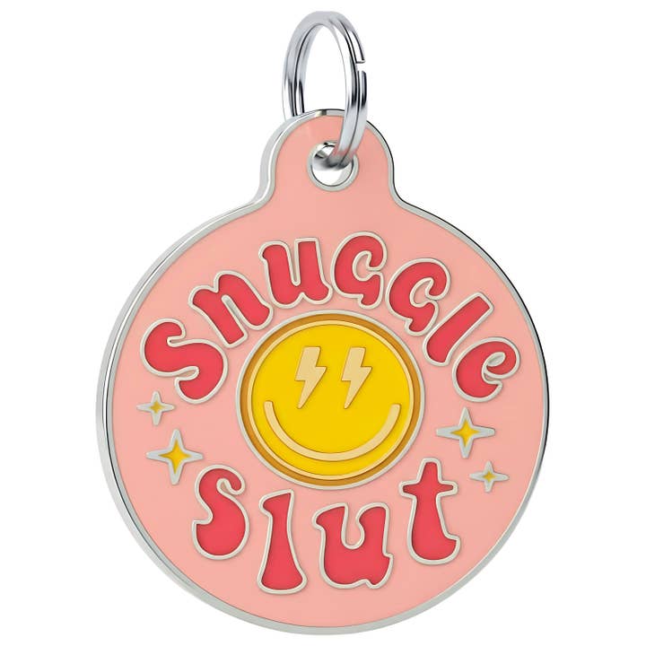 Médaille pour chien en émail avec ID pour animal scannable - Snuggle Slut *Rose pour la vente par Bad Tags