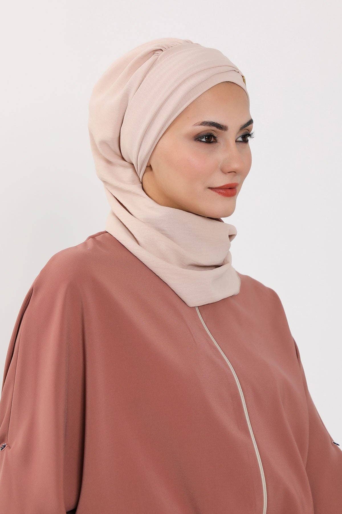 Aisha's Design – wholesale Hijab – Women’s – Modest Fashion Instant Aerobin Turban with Leopard Pattern Accessory, Pre-Tied Aerobin Hijab with Chic Metal Accessory,HT-11A42