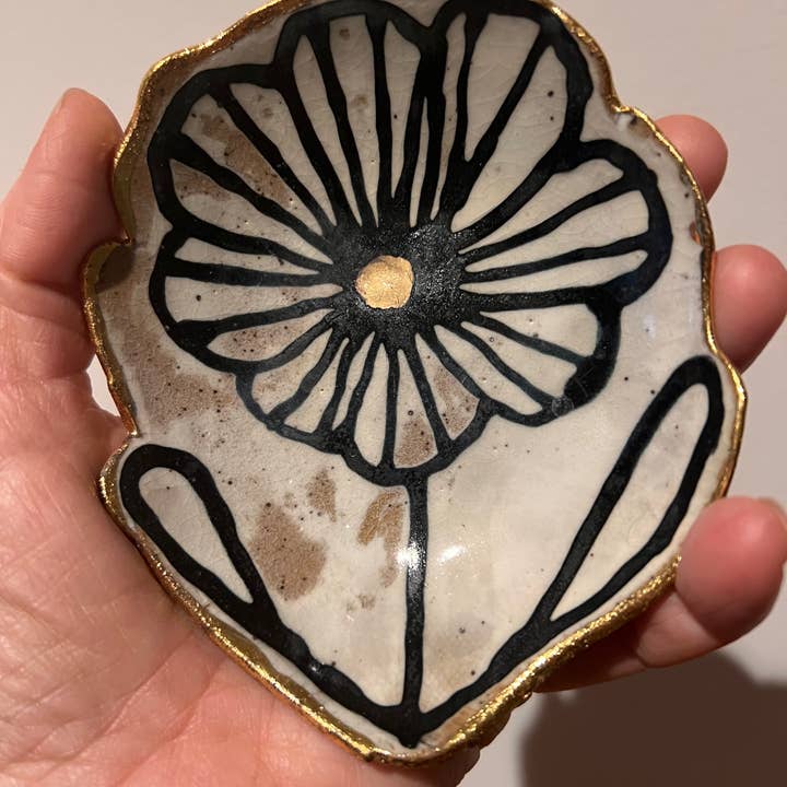 Hsieh Clay SF - Venta al por mayor Joyero de plato - Plato joyero de cerámica hecho a mano en forma de flor de 4" con oro de 22 quilates.