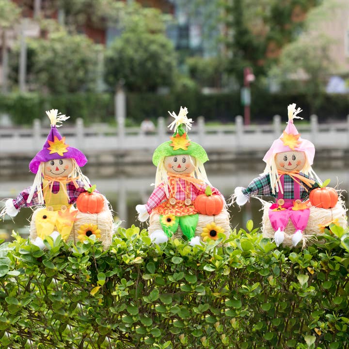 Quickway Imports - Vendita all'ingrosso Ornamenti/decorazioni per esterni - Spaventapasseri multicolore seduti su paglia e balle di fieno da 18 pollici1